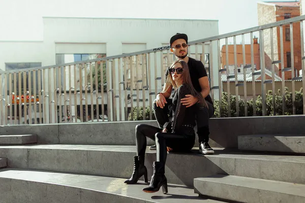 Bonito Casal Senta Nas Escadas Cidade Abraços — Fotografia de Stock