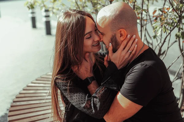 Jovem Casal Feliz Amor Abraços Beijos Rua — Fotografia de Stock