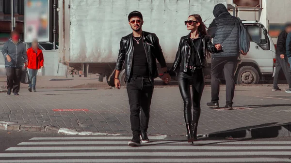 Fashionable Young Couple Walks City — Stock Photo, Image