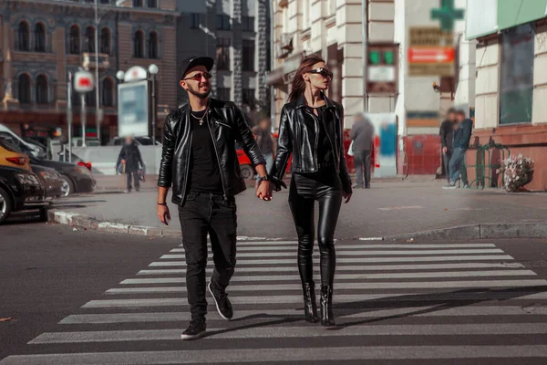 グラマー若いカップルが道を歩いている — ストック写真