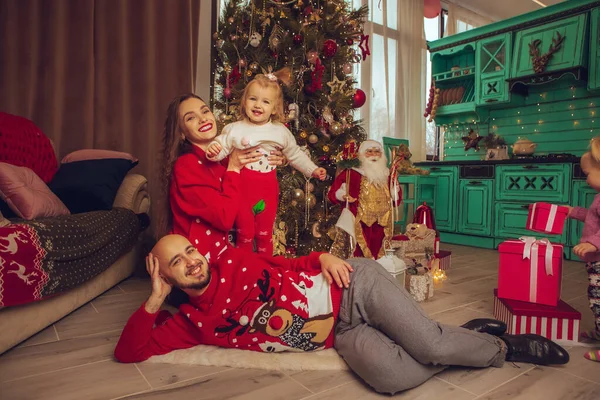 Famille Joyeuse Avec Fille Célébrer Nouvel Noël Ensemble Maison — Photo