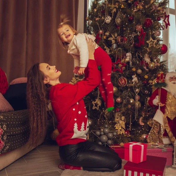 Joyeux Jeune Mère Étreint Petite Fille Sapin Noël — Photo