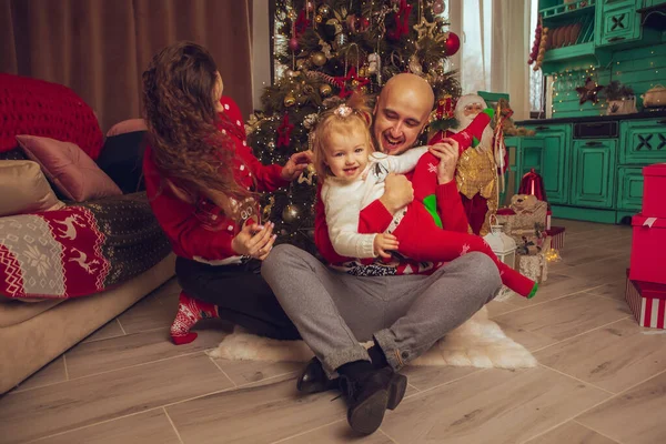 Joyeux Jeune Famille Avec Fille Célébrer Nouvel Noël Ensemble Maison — Photo