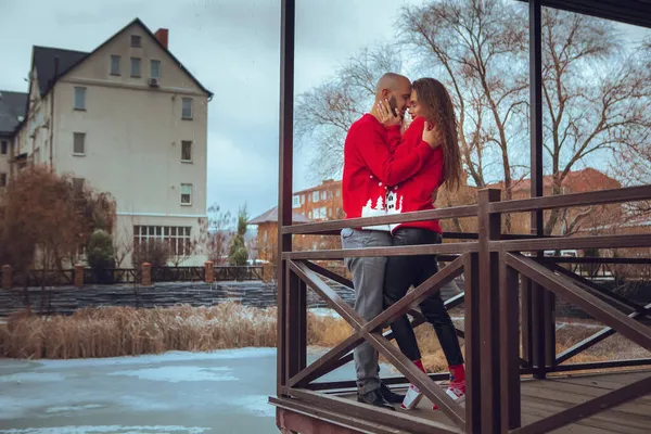 情熱的な素敵なカップルは バルコニーの冬の時間に抱擁します クリスマス気分 — ストック写真