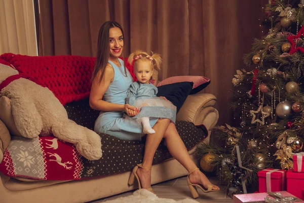 Belle Jeune Mère Avec Petite Fille Fête Noël Nouvel — Photo