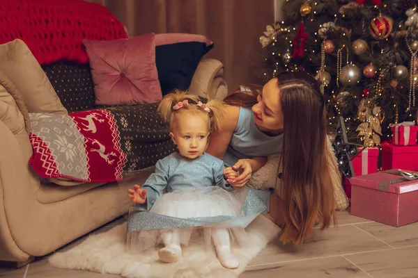 Belle Jeune Mère Avec Petite Fille Fête Noël Nouvel — Photo