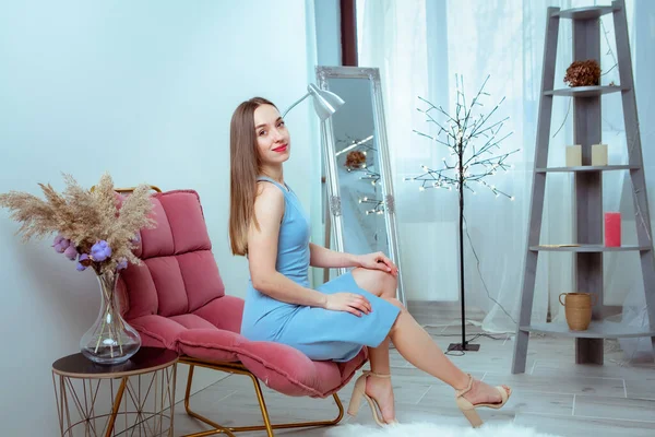 Hermosa Mujer Vestido Azul Tacones Altos Sienta Una Silla Casa — Foto de Stock