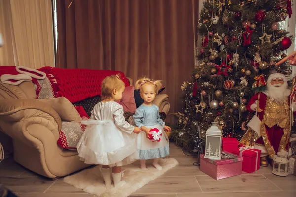 Dos Bebés Niñas Con Árbol Navidad Por Detrás Casa —  Fotos de Stock