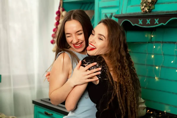 Dua Kakak Perempuan Yang Lucu Dengan Gaun Indah Tersenyum Rumah — Stok Foto