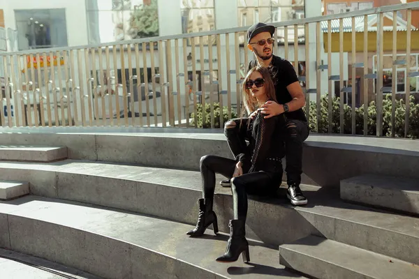 Lindo Jovem Casal Posando Nas Escadas Rua — Fotografia de Stock