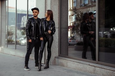 Sokakta poz veren büyüleyici genç çift