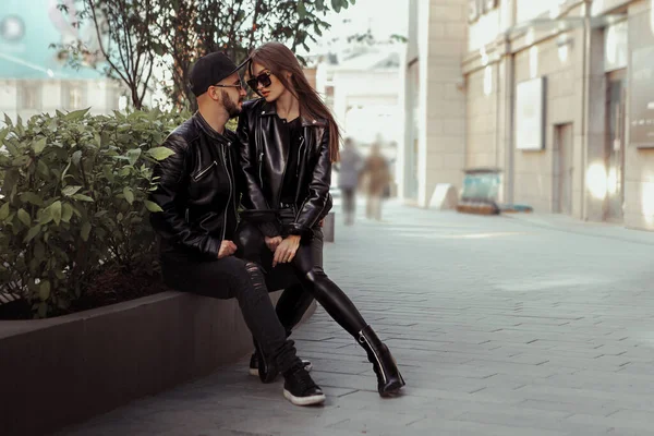 Belo Jovem Casal Apaixonado Olha Uns Para Outros Banco Cidade — Fotografia de Stock