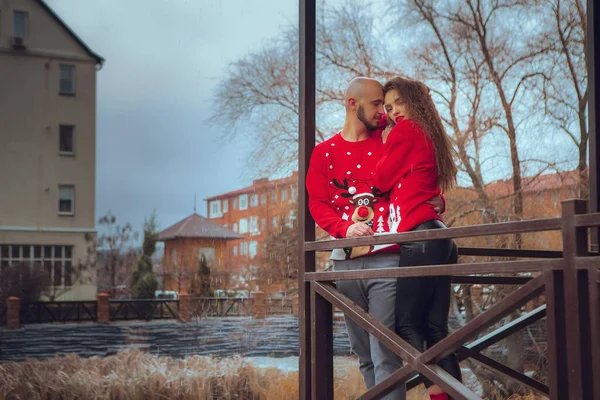 Retrato Abrazos Pareja Encantadora Balcón Tiempo Invierno Humor Navidad —  Fotos de Stock