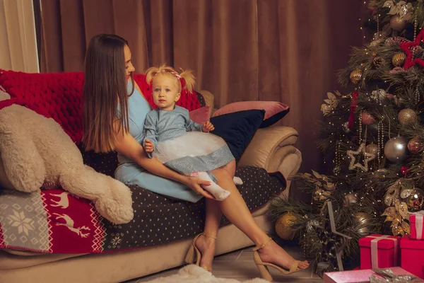 Portrait Mère Fille Élégantes Sapin Noël — Photo