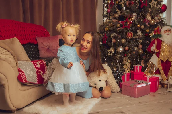 Joyeuse Famille Élégante Mère Fille Sapin Noël — Photo