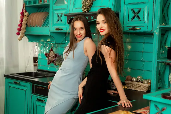 Dwie Szczęśliwe Siostry Pięknych Sukienkach Bawią Się Domu Kuchni Uśmiechają — Zdjęcie stockowe