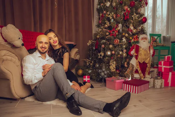Retrato Hermosa Pareja Enamorada Celebrar Año Nuevo Navidad Juntos Casa —  Fotos de Stock