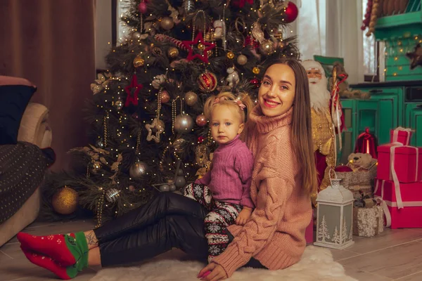 Portrét Šťastné Maminky Svou Dcerou Vánočním Stromečku — Stock fotografie