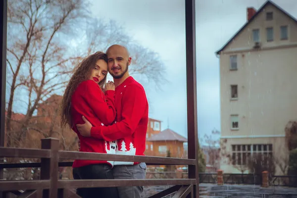 Retrato Horizontal Abrazos Pareja Bonita Balcón Tiempo Invierno Humor Navidad —  Fotos de Stock