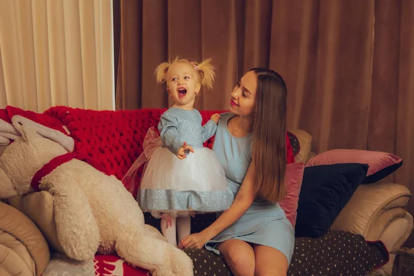 Drôle Mère Avec Son Petit Bébé Fille Assis Sur Canapé — Photo