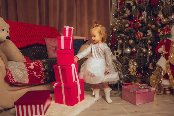 Portrait Jolie Petite Fille Joue Avec Des Cadeaux Arbre Noël — Photo