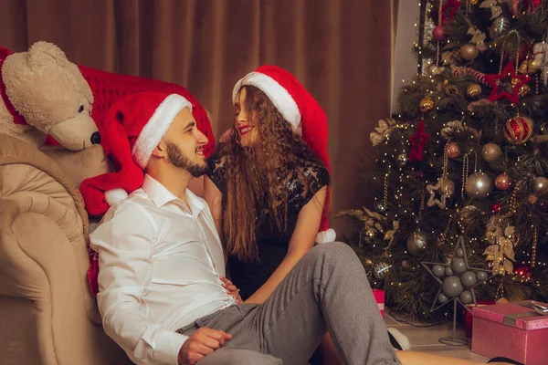 Vízszintes Portré Csinos Pár Szerelmes Ünnepelni Szilveszter Karácsony Együtt Otthon — Stock Fotó