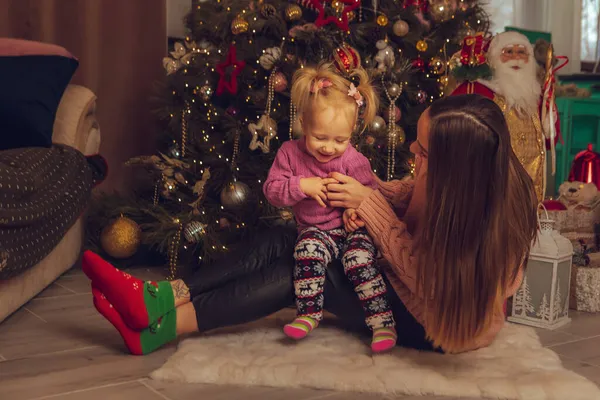 Ritratto Orizzontale Mamma Felice Sua Figlioletta All Albero Natale — Foto Stock