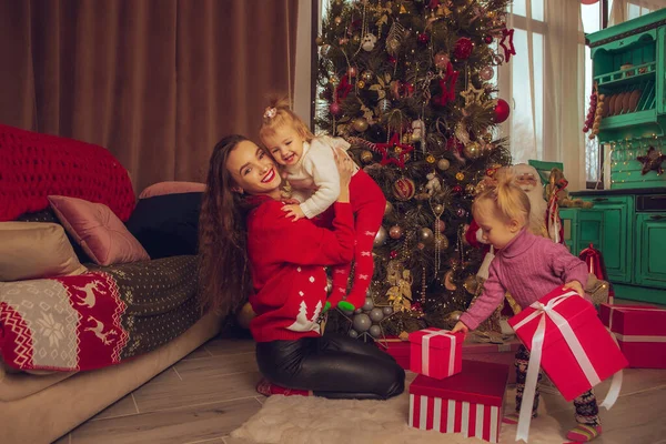 Ritratto Madre Affascinante Due Figlie All Albero Natale — Foto Stock