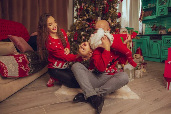 Familia Feliz Con Hija Celebran Nuevo Año Navidad Juntos Casa —  Fotos de Stock