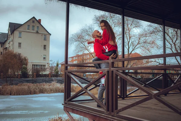 Portret Van Mooie Paar Knuffels Een Balkon Wintertijd Kerststoofpot — Stockfoto