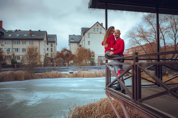 Portret Van Paar Knuffels Een Balkon Wintertijd Kerststoofpot — Stockfoto