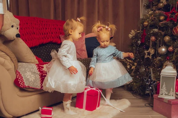 Zwei Kleine Stylische Schwestern Mit Einem Weihnachtsbaum Von Hinten Hause — Stockfoto