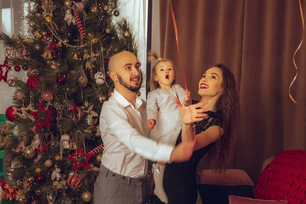 Porträtt Snygg Lycklig Familj Med Dotter Fira Nyår Och Jul — Stockfoto