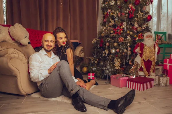 Stiliga Par Kärlek Fira Nyår Och Jul Tillsammans Hemma — Stockfoto