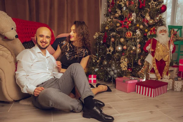 Glada Par Kärlek Fira Nyår Och Jul Tillsammans Hemma — Stockfoto