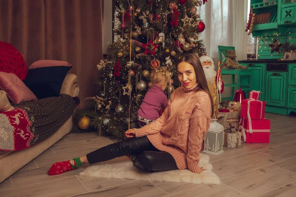 Ritratto Affascinante Madre Figlia All Albero Natale — Foto Stock