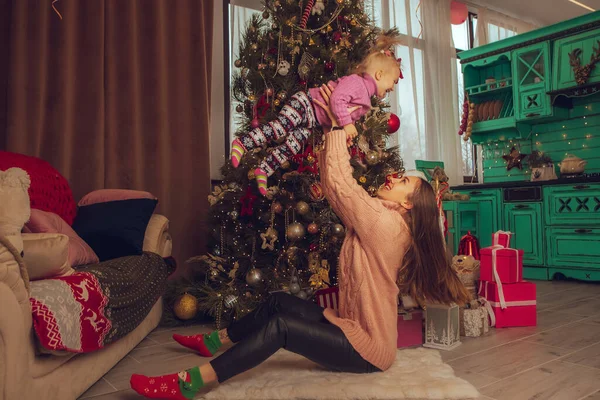 Портрет Счастливой Матери Дочери Рождественской Елки — стоковое фото