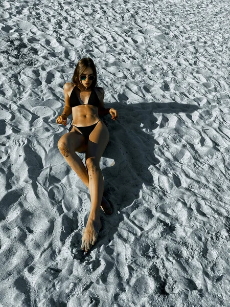 Schöne Junge Frau Sonnt Sich Warmen Sommertagen Auf Weißem Sand — Stockfoto