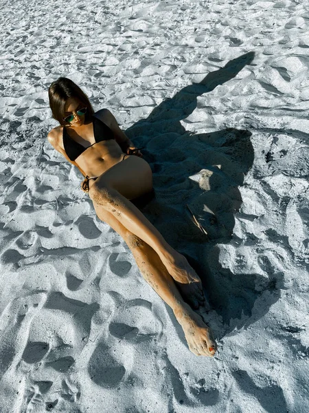 Charming Young Lady Sunbathing White Sand Warm Summer Day — Stock Photo, Image