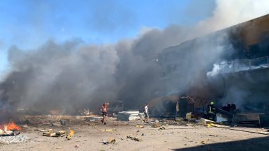 Rus füzeleri şehirdeki en büyük alışveriş merkezini vurdu. Kremenchug, Ukrayna, 27 Haziran 2022