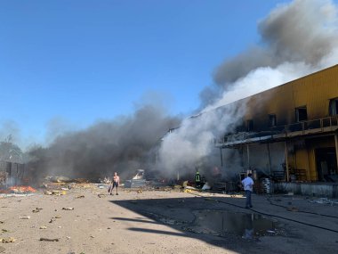 Rus füzeleri şehirdeki en büyük alışveriş merkezini vurdu. Kremenchug, Ukrayna, 27 Haziran 2022