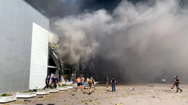 Los Misiles Rusos Disparan Centro Comercial Más Grande Ciudad Kremenchug —  Fotos de Stock