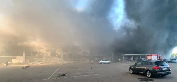 Rus Füzeleri Şehirdeki Büyük Alışveriş Merkezini Vurdu Kremenchug Ukrayna Haziran — Stok fotoğraf