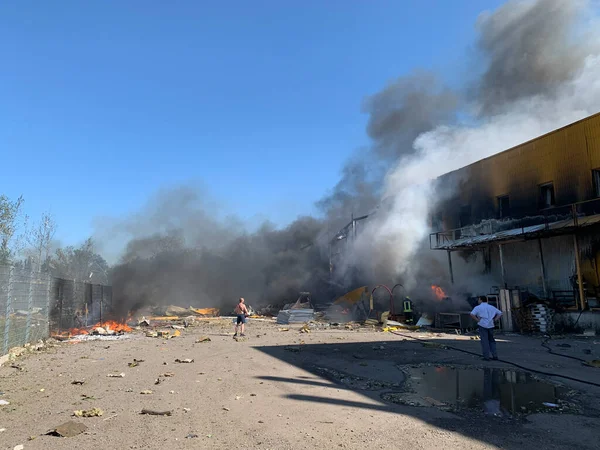 Rus Füzeleri Şehirdeki Büyük Alışveriş Merkezini Vurdu Kremenchug Ukrayna Haziran — Stok fotoğraf