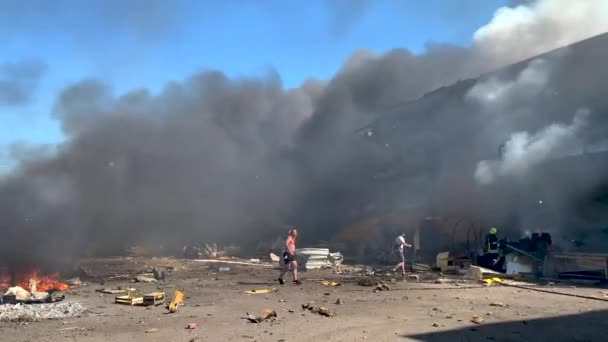 Rus Füzeleri Şehirdeki Büyük Alışveriş Merkezini Vurdu Kremenchug Ukrayna Haziran — Stok video