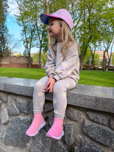 Cutie Little Girl Posing Park Smiles Away — Stockfoto