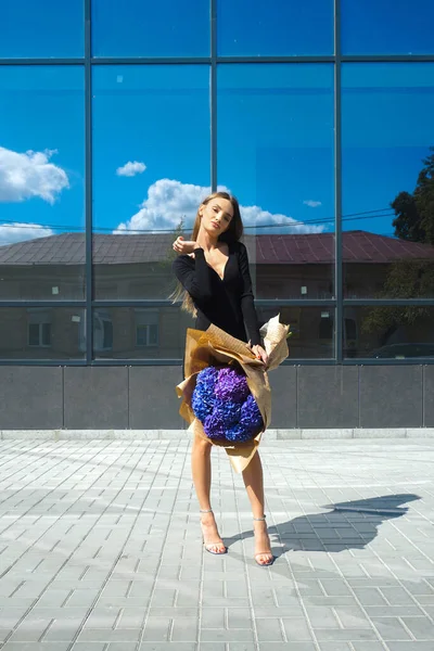 Hermosa Mujer Con Ramo Hortensias Aire Libre — Foto de Stock