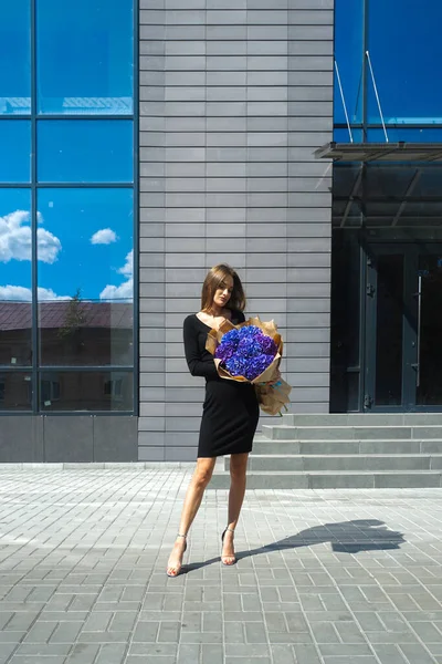 Hermosa Mujer Con Ramo Hortensias Aire Libre — Foto de Stock