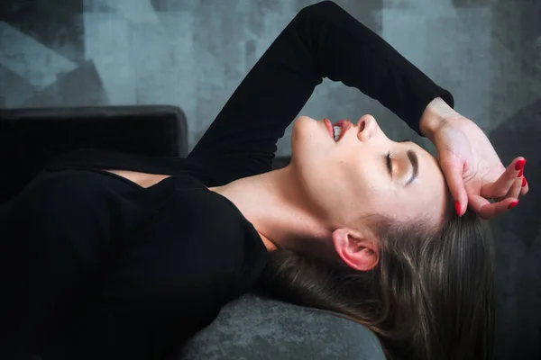 Encantadora Mujer Vestido Negro Sofá Casa — Foto de Stock