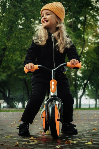 Cutie Mała Dziewczynka Jeździ Rowerze Jesiennym Parku — Zdjęcie stockowe